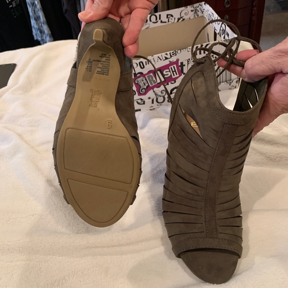 Heels - Picture 3 of 3